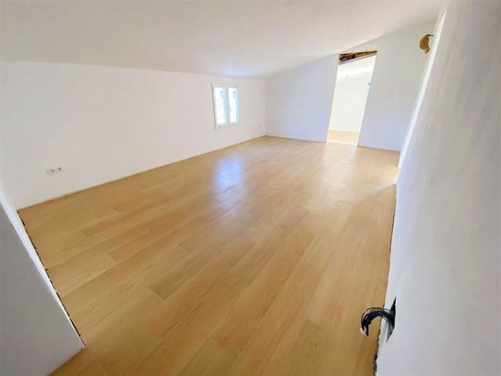 Image No.12-3 Bed Property for sale