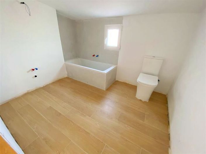 Image No.15-3 Bed Property for sale