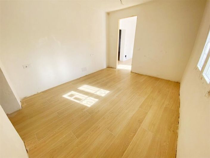 Image No.6-3 Bed Property for sale