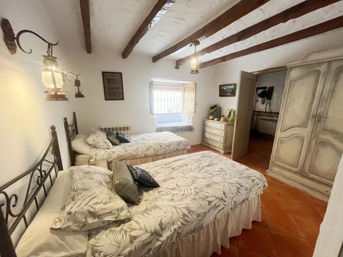 Image No.24-3 Bed Property for sale