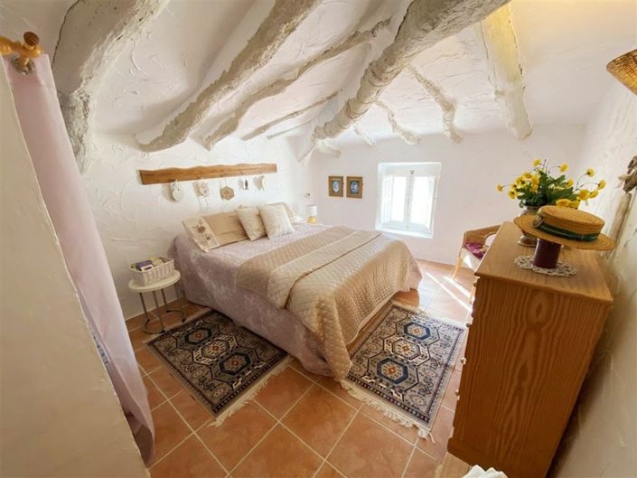 Image No.34-6 Bed Property for sale