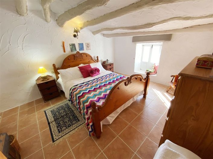 Image No.39-6 Bed Property for sale