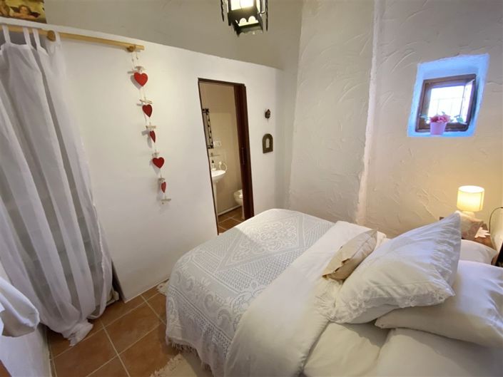 Image No.41-6 Bed Property for sale