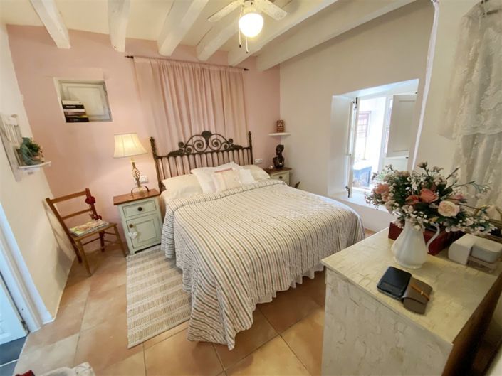 Image No.20-6 Bed Property for sale