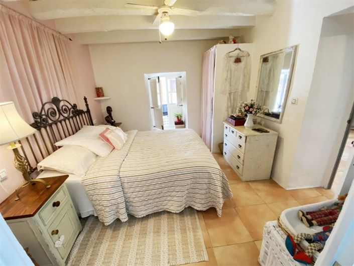 Image No.22-6 Bed Property for sale