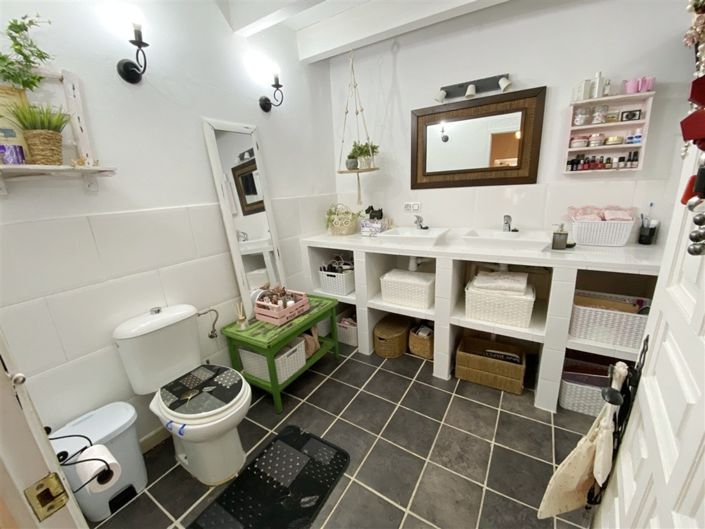 Image No.24-6 Bed Property for sale