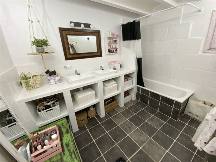 Image No.25-6 Bed Property for sale