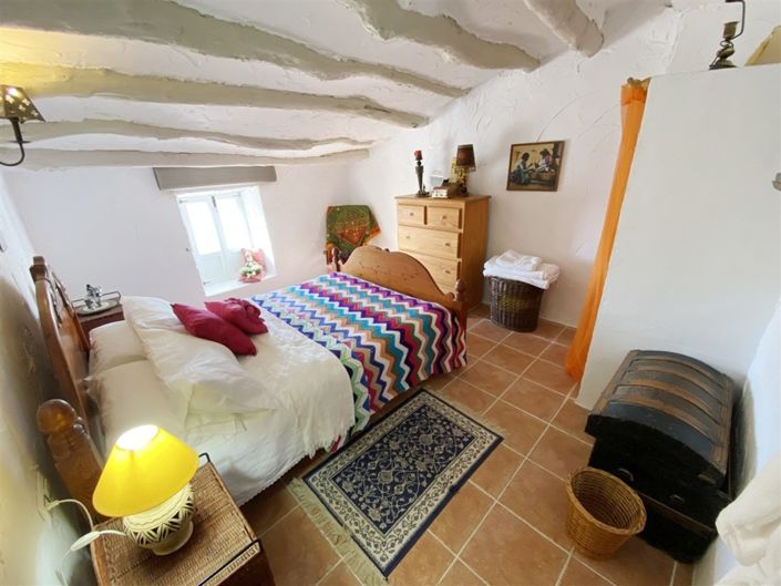 Image No.40-6 Bed Property for sale