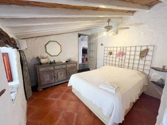 Image No.20-3 Bed Property for sale