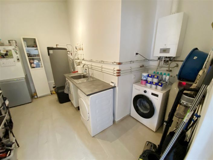 Image No.28-9 Bed Property for sale