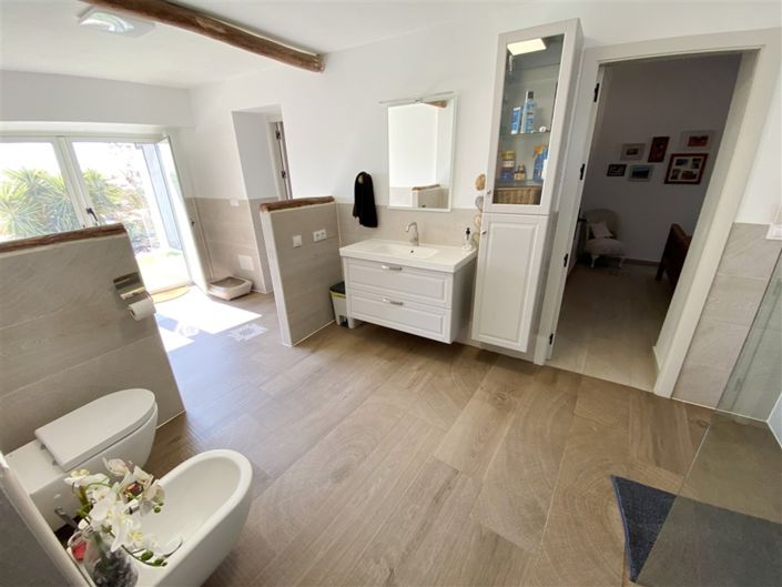 Image No.46-9 Bed Property for sale