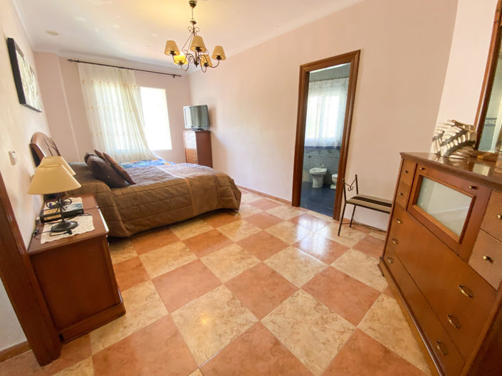 Image No.17-5 Bed Property for sale