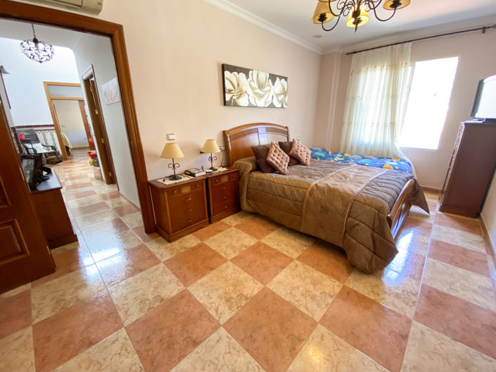 Image No.18-5 Bed Property for sale