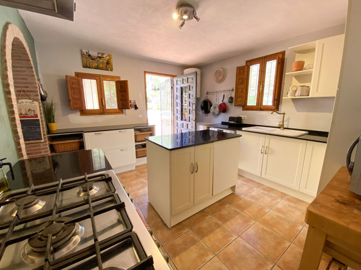 Image No.20-5 Bed Property for sale