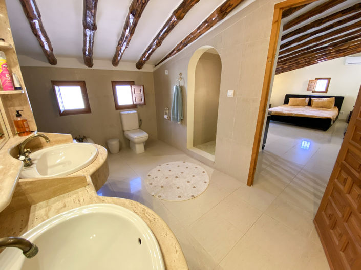 Image No.31-5 Bed Property for sale