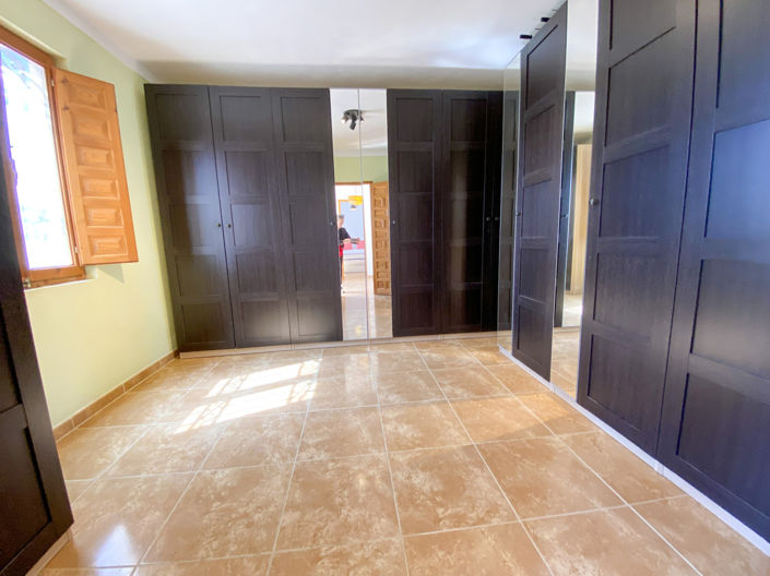 Image No.41-5 Bed Property for sale