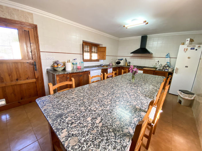 Image No.13-6 Bed Property for sale