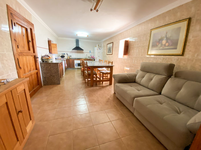 Image No.16-6 Bed Property for sale