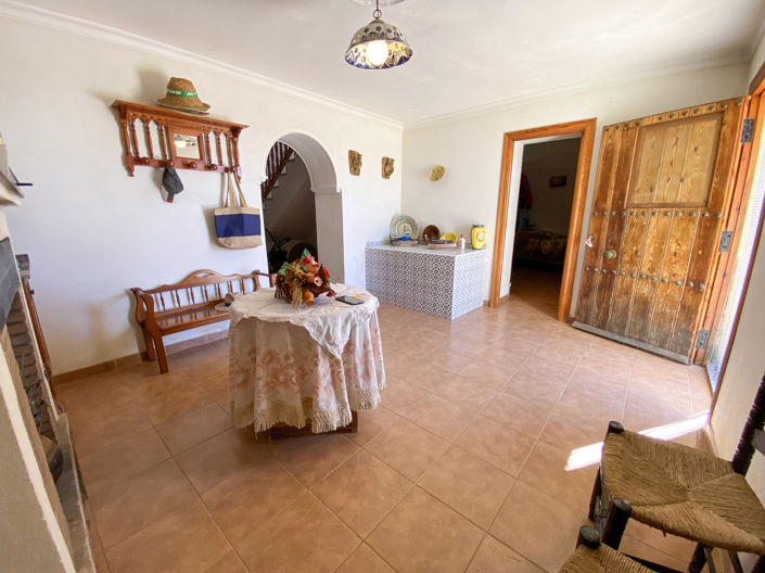 Image No.17-6 Bed Property for sale