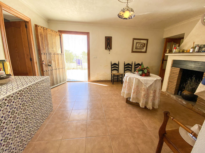 Image No.18-6 Bed Property for sale