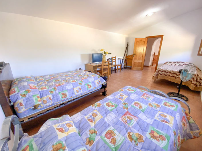 Image No.20-6 Bed Property for sale