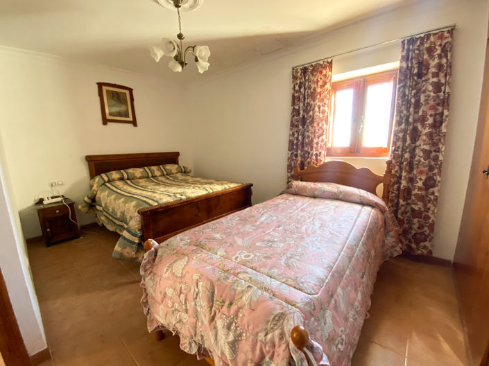 Image No.22-6 Bed Property for sale