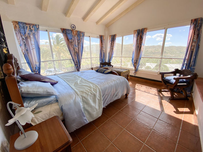 Image No.24-5 Bed Property for sale