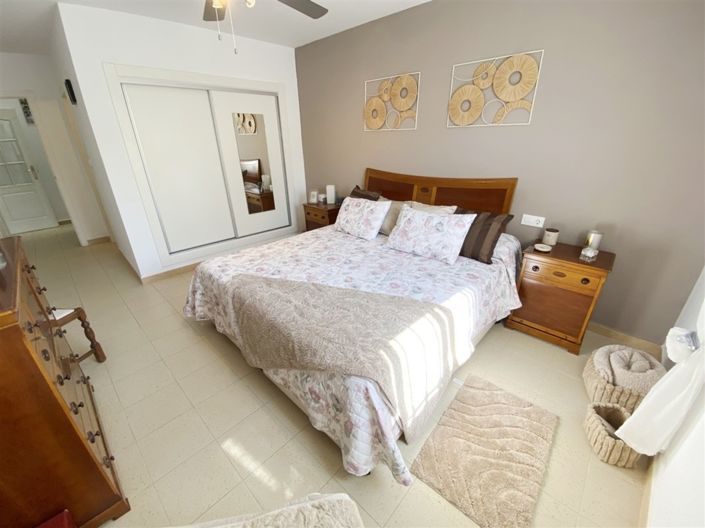 Image No.26-4 Bed Property for sale