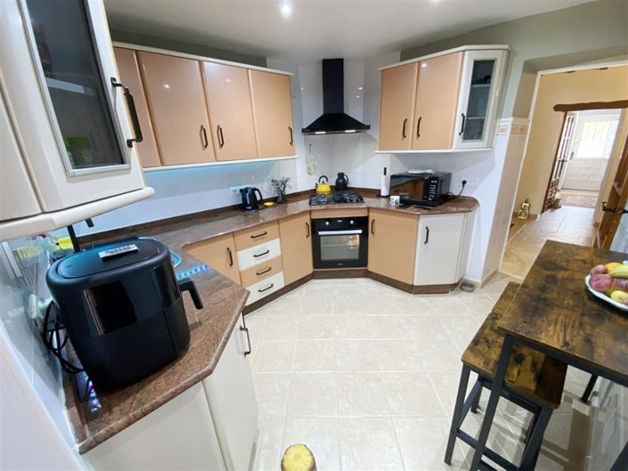 Image No.19-3 Bed Property for sale