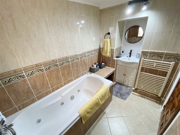 Image No.25-3 Bed Property for sale