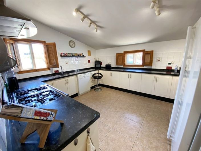 Image No.28-4 Bed Property for sale