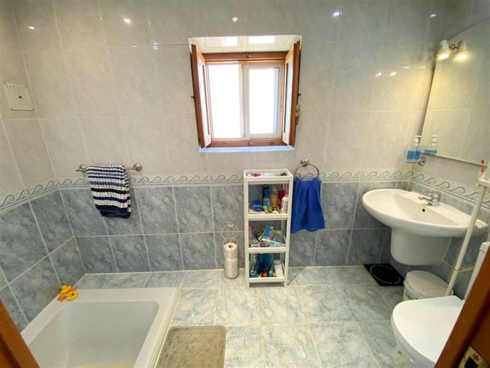 Image No.37-4 Bed Property for sale