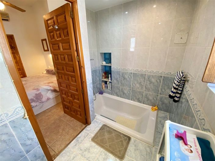 Image No.38-4 Bed Property for sale