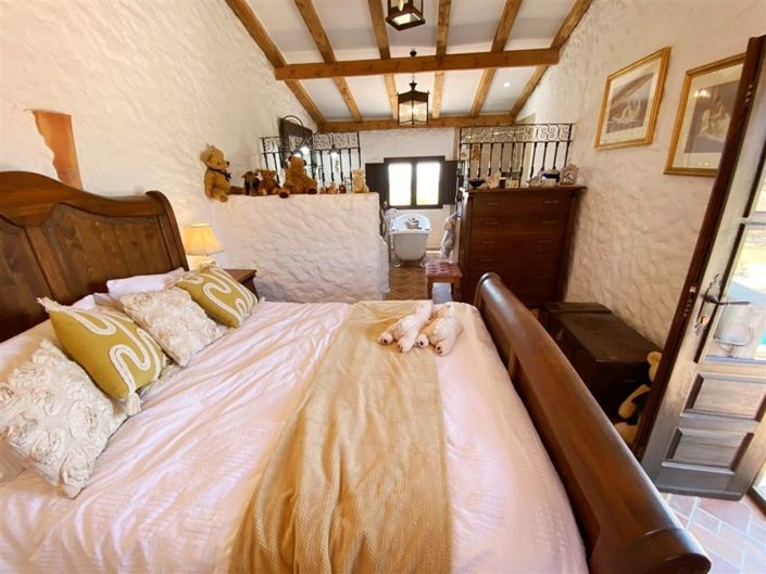 Image No.44-4 Bed Property for sale