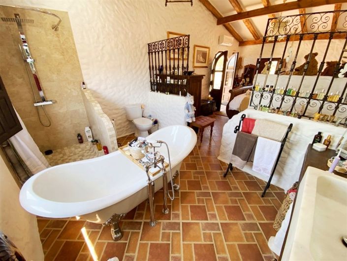 Image No.46-4 Bed Property for sale