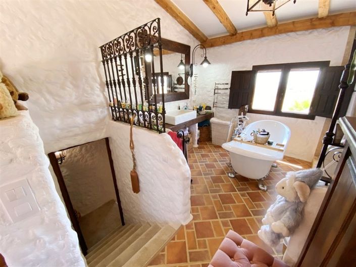 Image No.48-4 Bed Property for sale