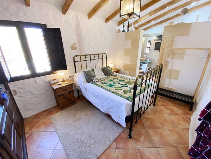 Image No.60-4 Bed Property for sale