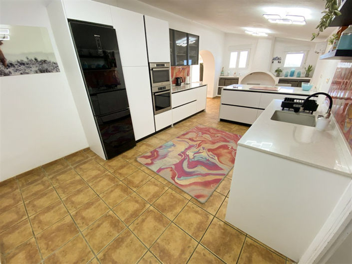 Image No.16-4 Bed Property for sale