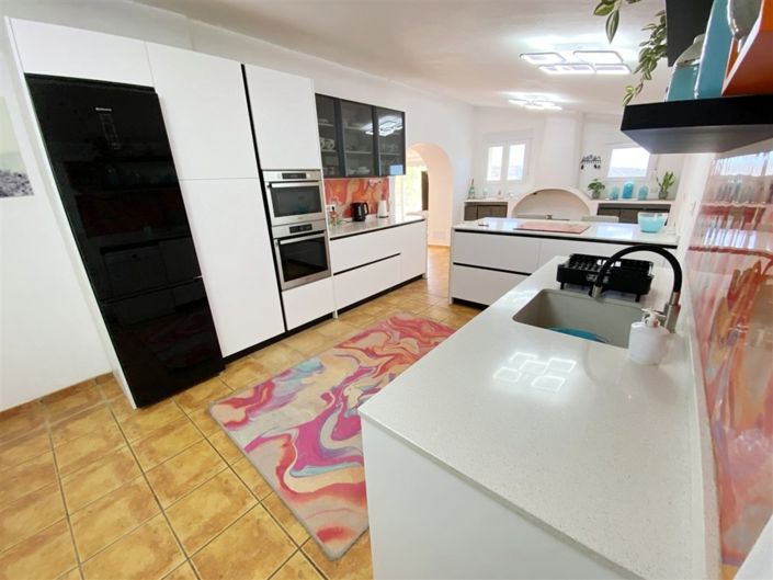 Image No.17-4 Bed Property for sale