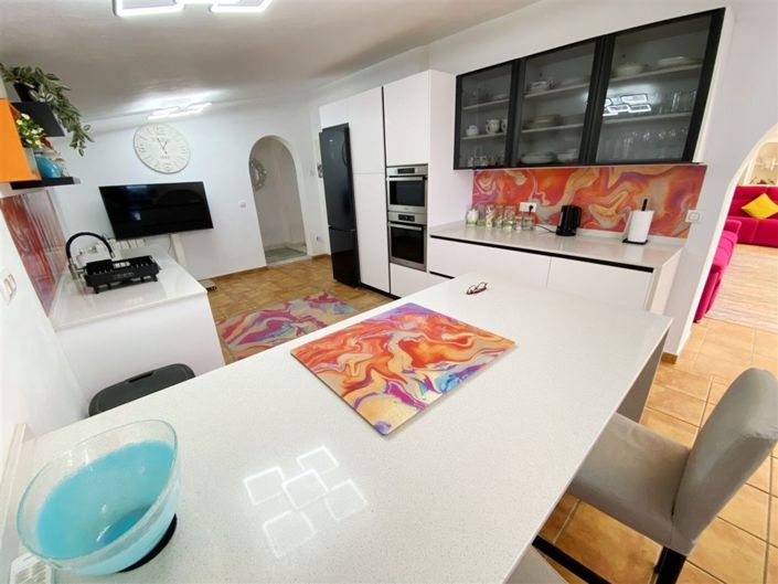 Image No.20-4 Bed Property for sale