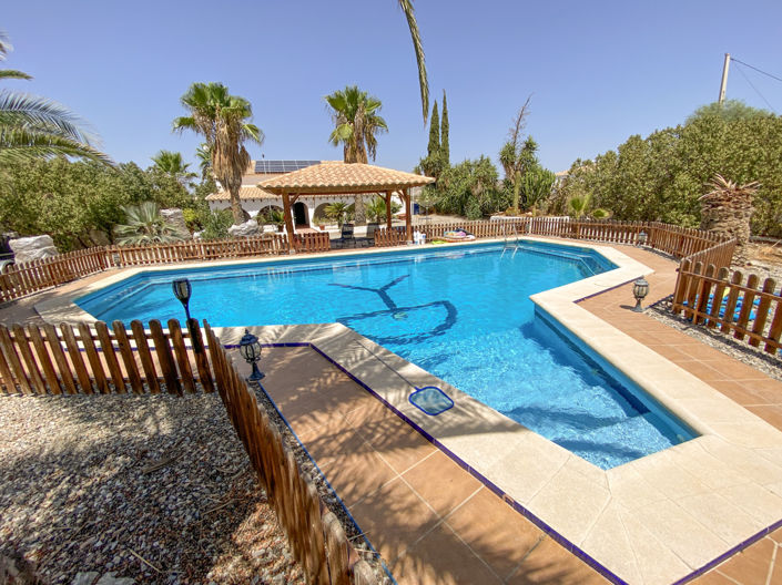 Image No.4-4 Bed Property for sale