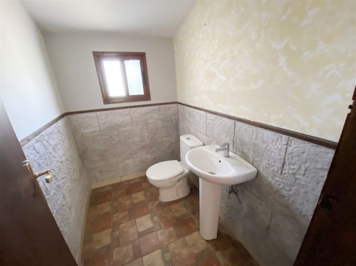 Image No.32-8 Bed Commercial for sale