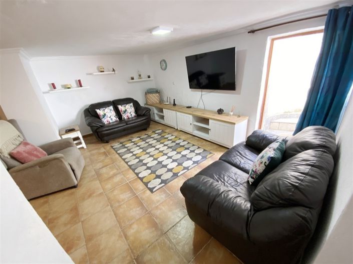 Image No.5-8 Bed Commercial for sale