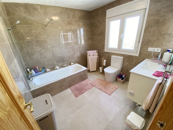Image No.38-4 Bed Property for sale