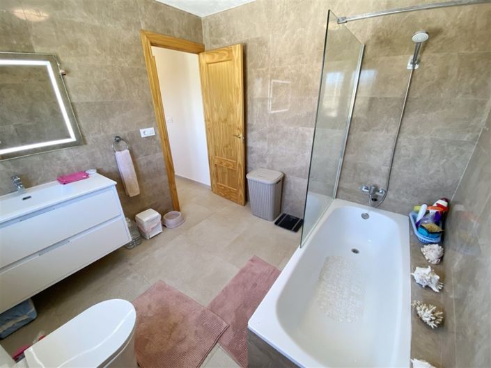 Image No.39-4 Bed Property for sale