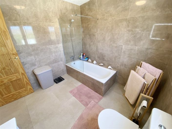 Image No.40-4 Bed Property for sale