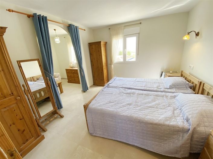 Image No.41-4 Bed Property for sale