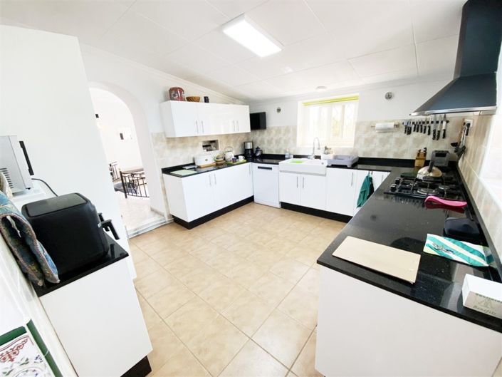 Image No.21-3 Bed Property for sale