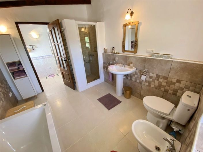 Image No.40-3 Bed Property for sale