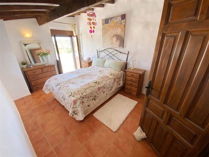 Image No.60-3 Bed Property for sale